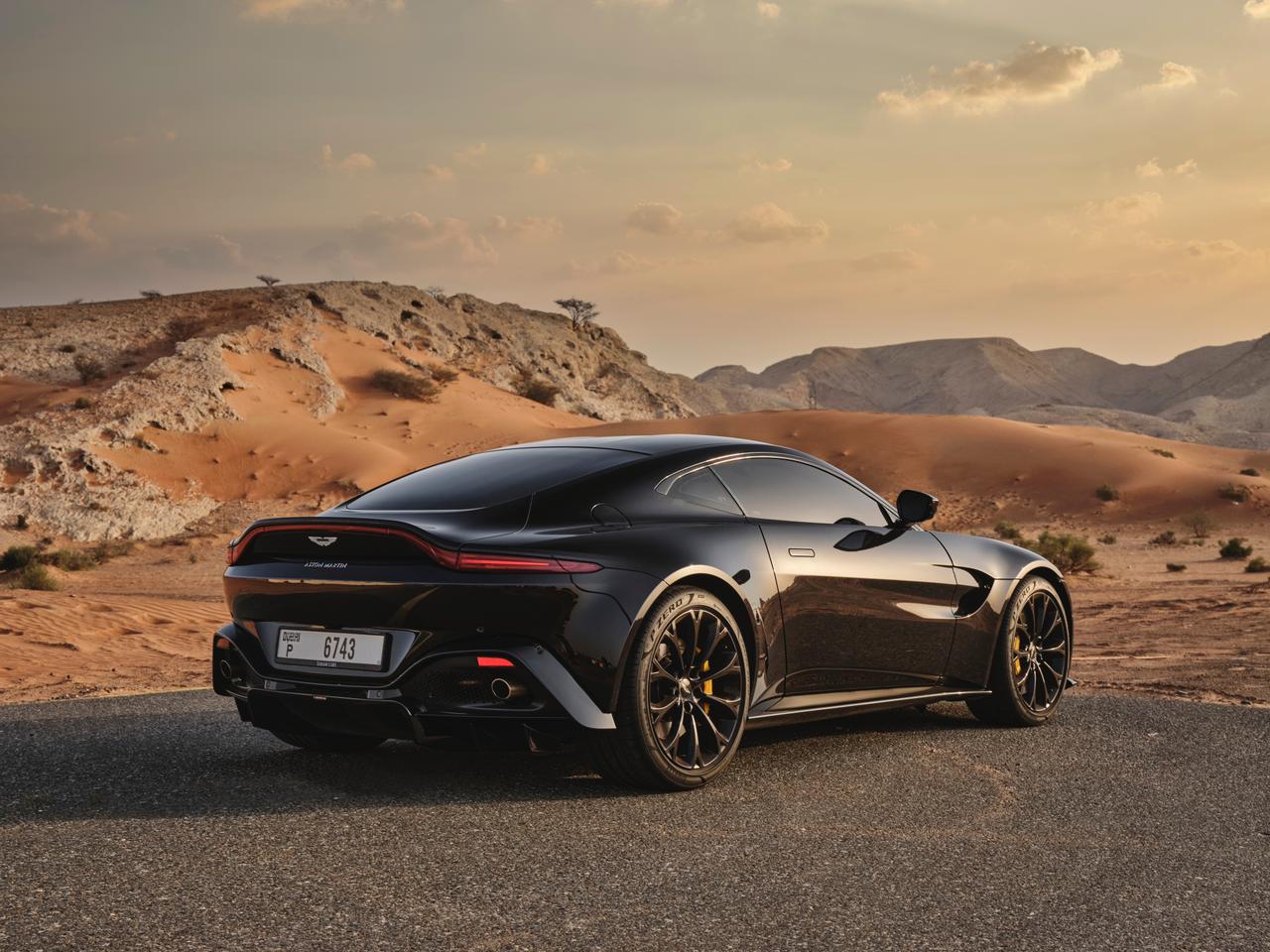Aston Martin Vantage — 7 of 9